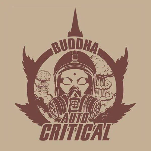 Logo de Buddha Auto Critical con figura de Buda con máscara de gas y fondo de explosiones.