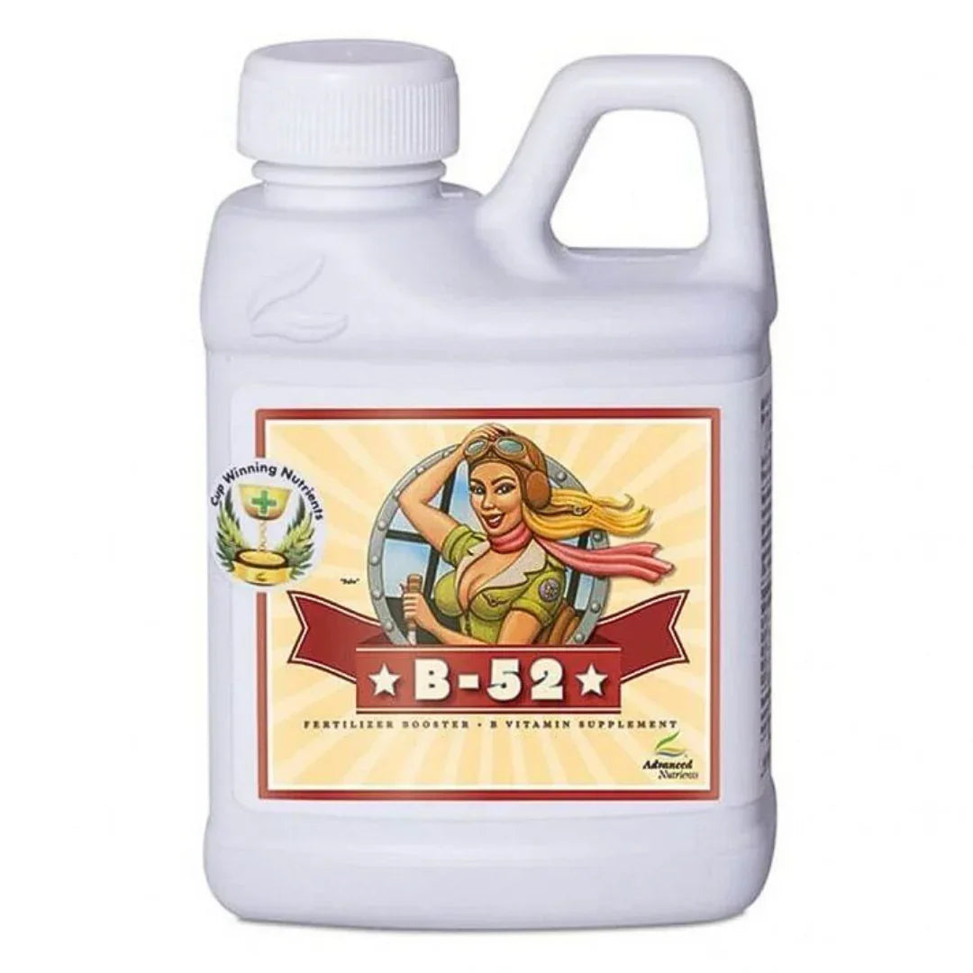 Botella de fertilizante B-52 con etiqueta colorida y dibujo de piloto, suplemento para cultivo indoor.