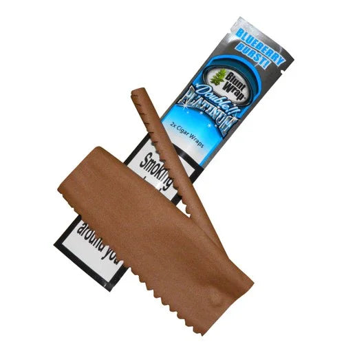 Blunt wrap doble platinium sabor arándano, empaque azul con hojas marrones desplegadas.