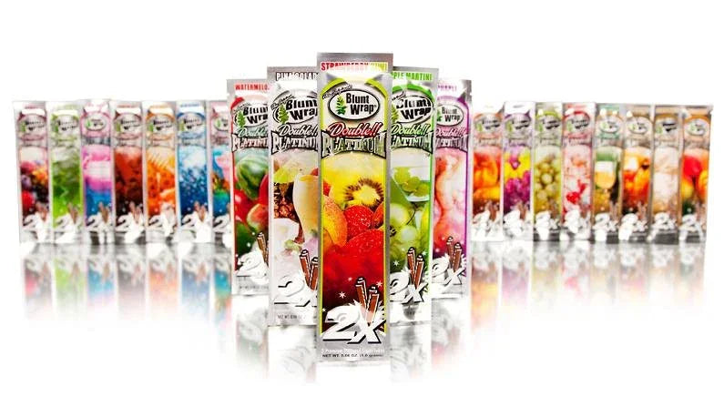 Variedad de envoltorios Blunt Wrap Double Platinium con sabores frutales en exhibición.