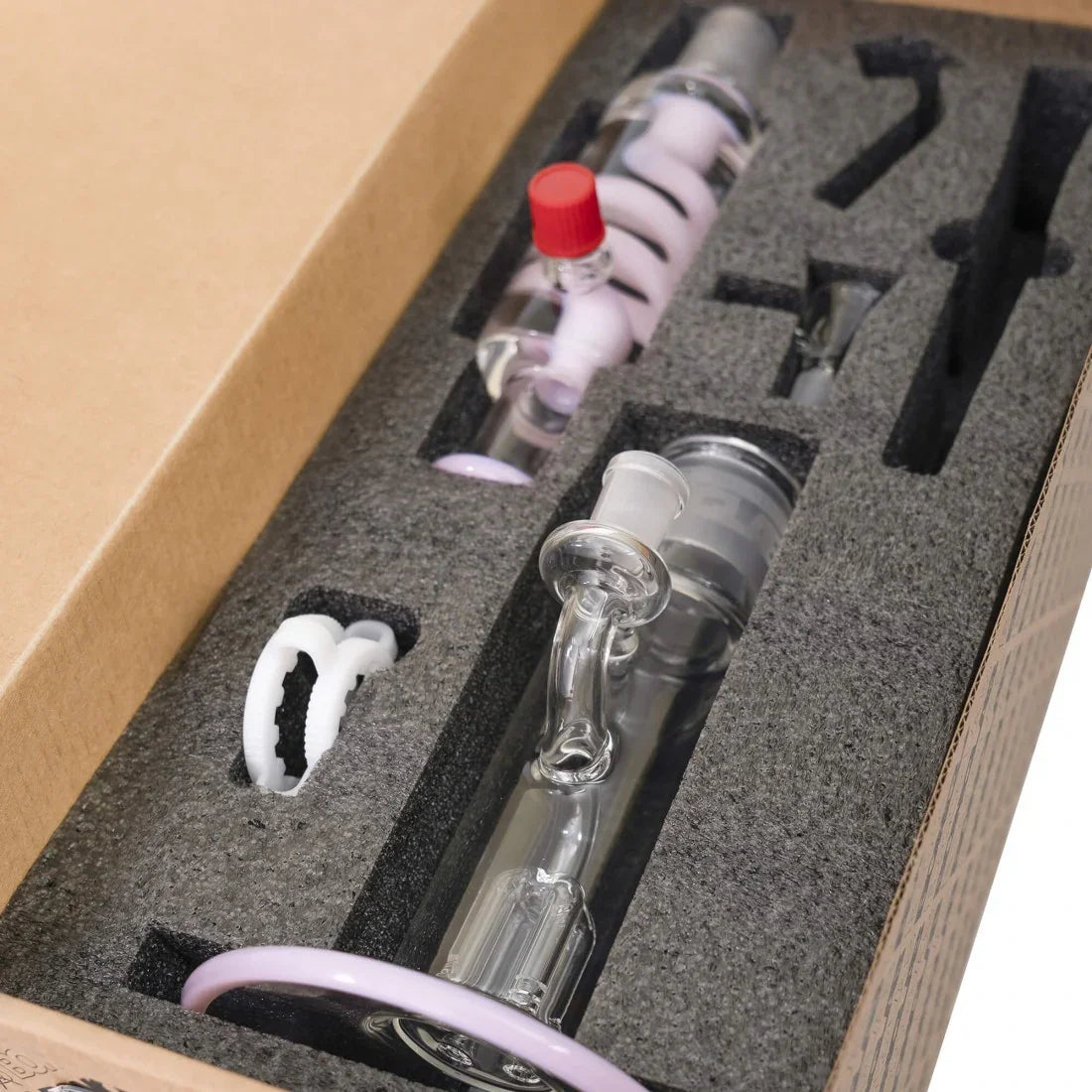 Bong de vidrio rosa grueso con bobina de glicerina en caja de protección, ideal para fumar.