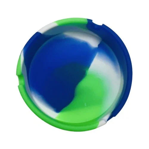 cenicero de silicona redondo azul, verde y blanco, con ranuras para cigarrillos