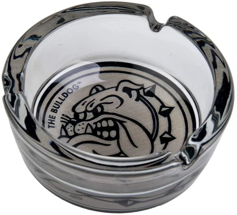 Cenicero de vidrio transparente con diseño de bulldog en el fondo, accesorio para fumadores.
