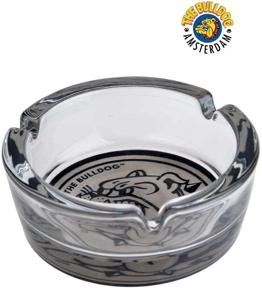 Cenicero de vidrio transparente con logo de bulldog y diseño circular, ideal para fumar.