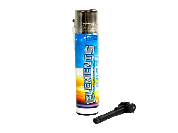 Encendedor Clipper Elements con diseño de paisaje y piedra extraíble sobre fondo blanco.