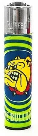 Encendedor Clipper decorado con logo de bulldog y líneas verdes, ideal para fumadores.