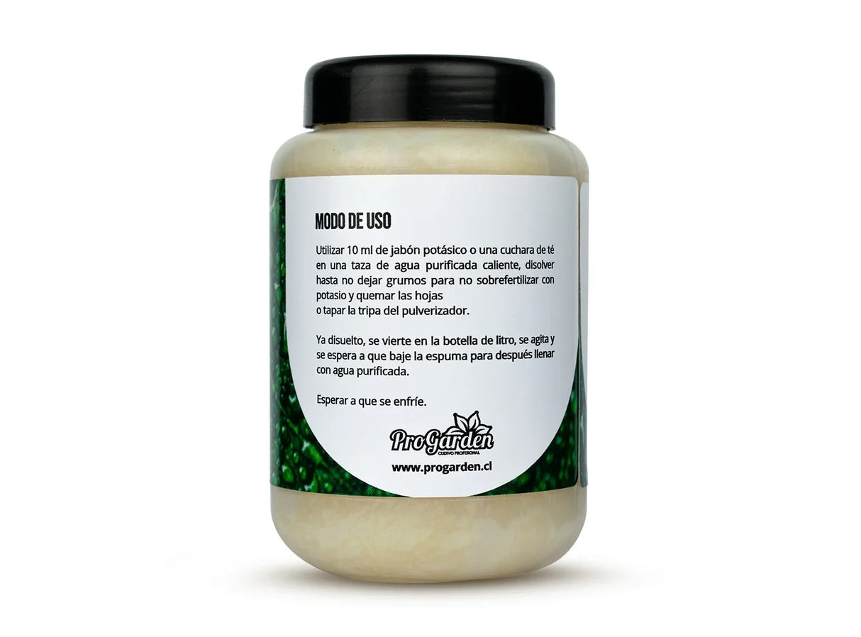 Envase de jabón potásico ProGarden 250cc, con instrucciones de uso para cultivo y etiqueta visible.