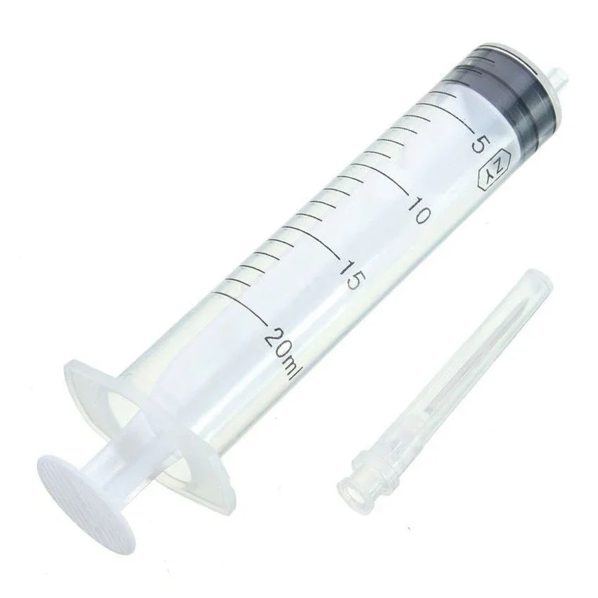 Jeringa desechable de 20 ml con aguja, transparente, ideal para cultivo y fertilizantes.