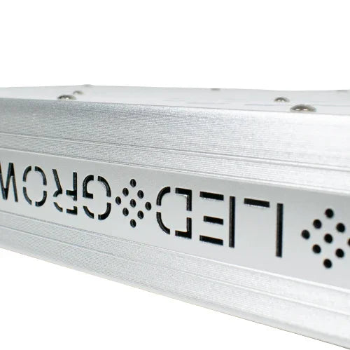 Panel LED de cultivo indoor color blanco, diseño rectangular y acabado metálico.