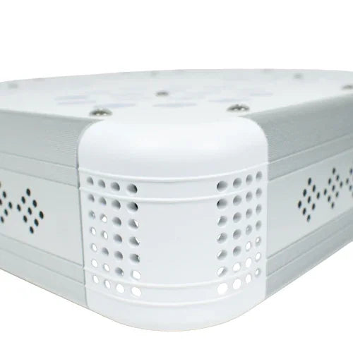 Luz LED de cultivo blanca para indoor, diseño rectangular con ventilación lateral visible