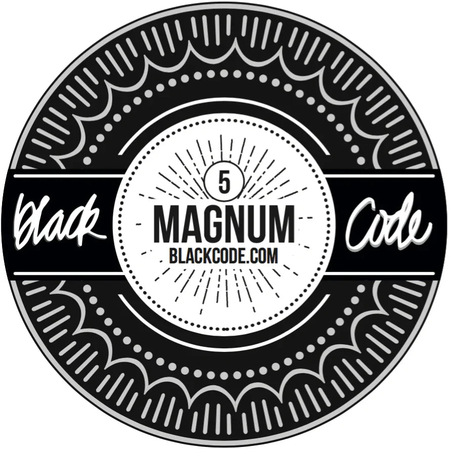 Etiqueta redonda de semillas Magnum 5 Black Code con diseño decorativo en blanco y negro