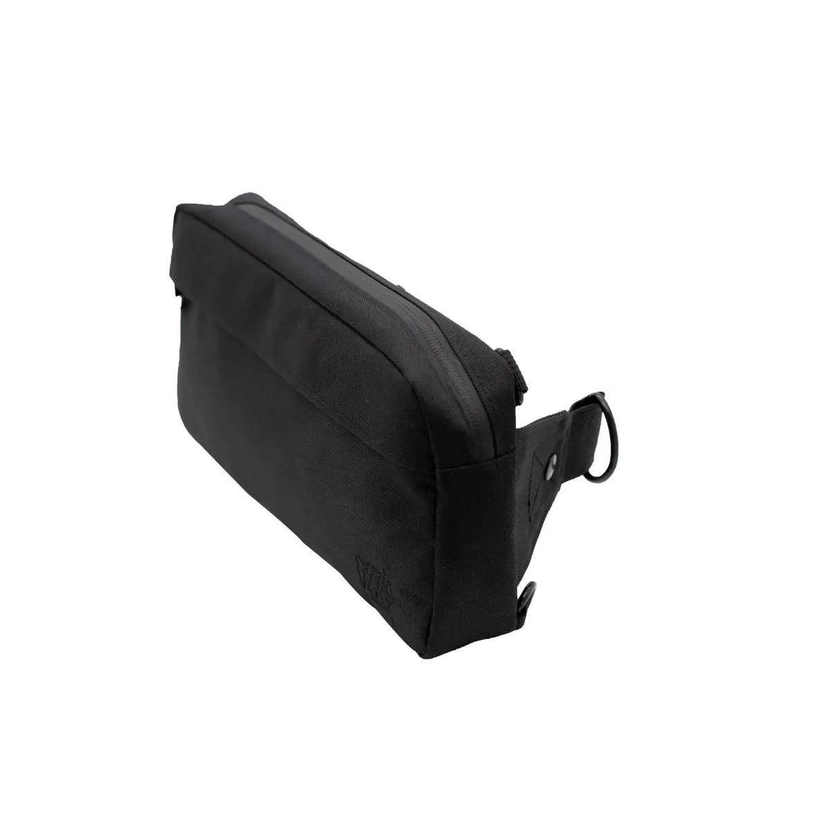 Bandolera negra sencilla de tela con cierre, vista lateral, ideal para transportar accesorios.