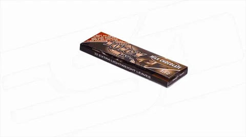 Papelillos aromatizados sabor chocolate Juicy Jay's 1 1/4 sobre fondo blanco