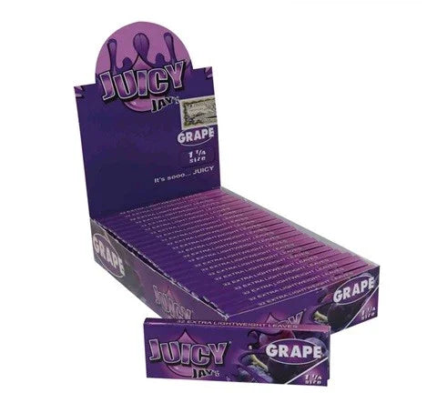Caja de papelillos sabor uva Juicy Jay's 1 1/4, empaque morado, expuesta para venta