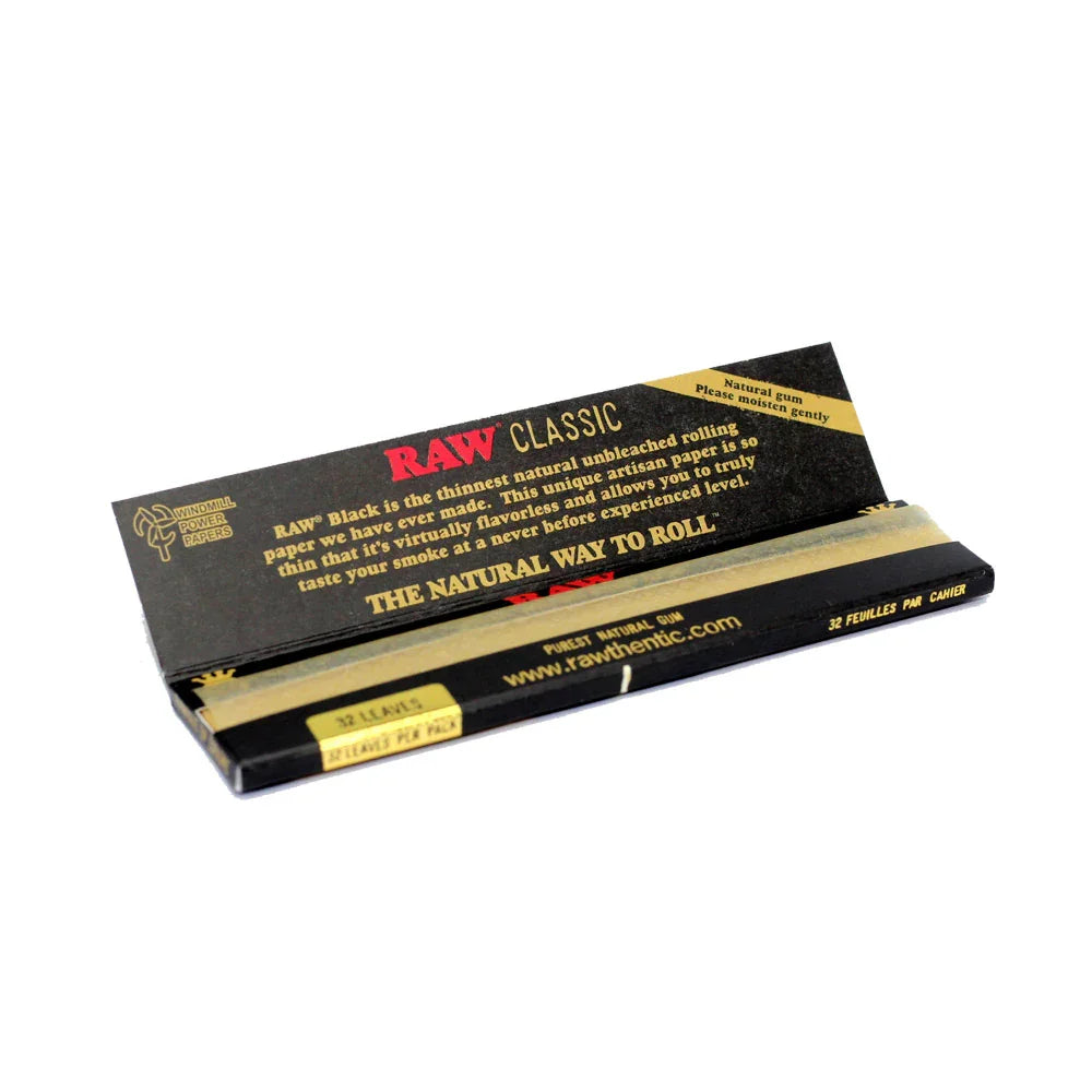 Papelillos RAW Black King Size para enrollar, paquete abierto sobre fondo blanco