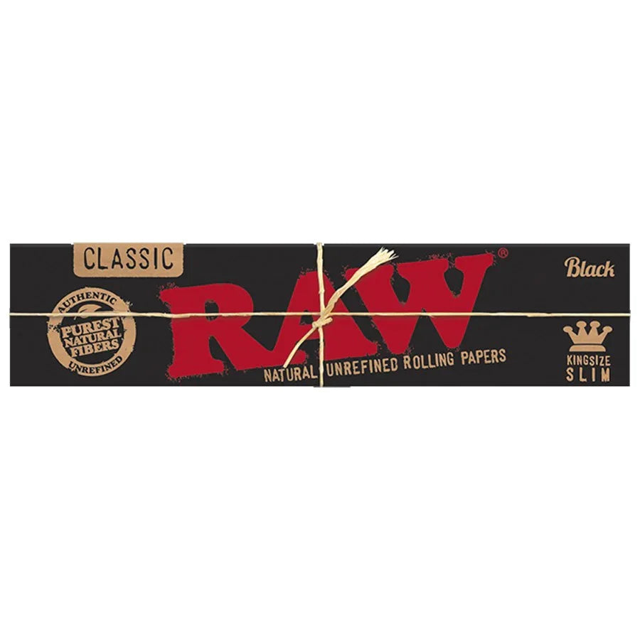 Papelillo RAW Black King Size Slim, fibras naturales, papel para enrollar, fondo negro.