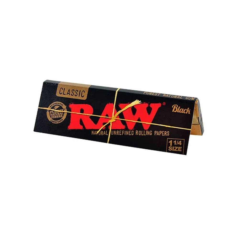 Papelillos para armar RAW Black tamaño 1 1/4, paquete negro con letras rojas y doradas.