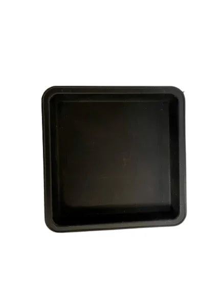 Plato cuadrado negro para macetas de 3,5 litros, material plástico resistente.