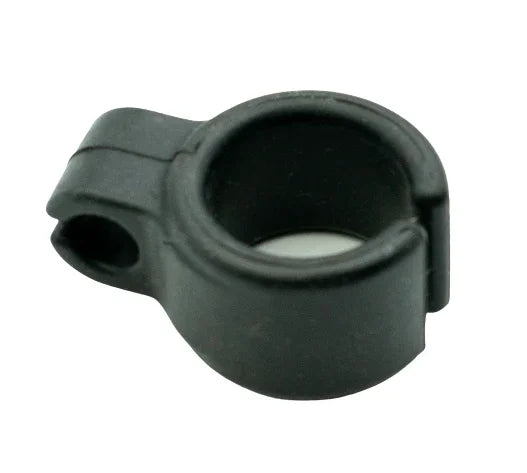 Sujetador de cigarrillos de silicona negro, accesorio para fumar sobre fondo blanco