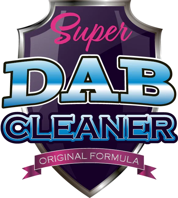 Logotipo de Super Dab Cleaner con escudo y texto colorido, producto de limpieza.