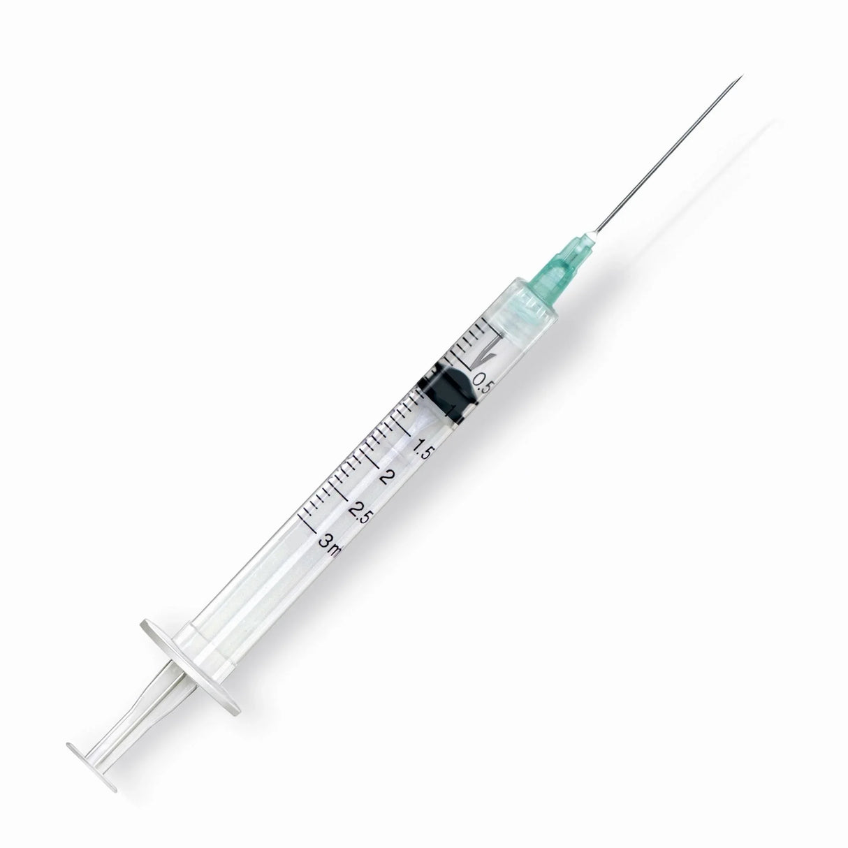 Jeringa de plástico con aguja y capacidad de 3 ml sobre fondo blanco.