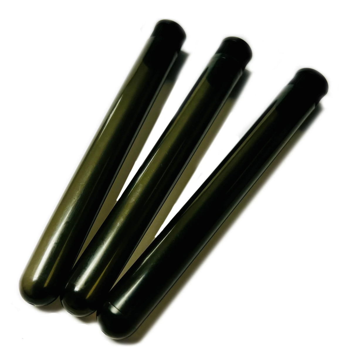 Tres tubos plásticos negros porta cigarros tipo joint sobre fondo blanco