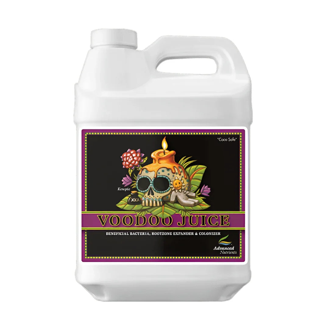 Botella de fertilizante Voodoo Juice con etiqueta de calavera, plantas y vela para cultivo indoor.