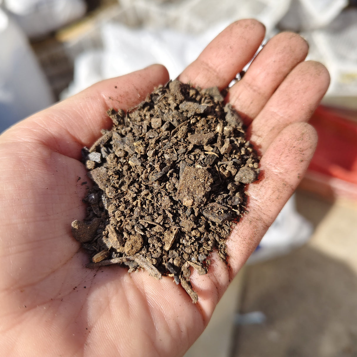 Bokashi 4L - BioEcological - detalle del producto en mano